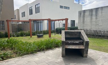 CASA NUEVA EN VENTA EN BOSQUES VALLARTA 3 RECAMARAS CON OPCION A 4TA RECAMARA, CUARTO DE SERVICIO C/BAÑO COMPLETO, CASA CLUB