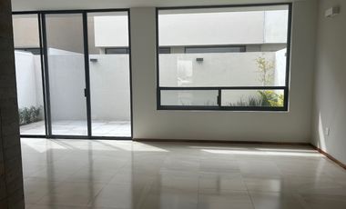 CASA NUEVA EN VENTA EN BOSQUES VALLARTA 3 RECAMARAS CON OPCION A 4TA RECAMARA, CUARTO DE SERVICIO C/BAÑO COMPLETO, CASA CLUB