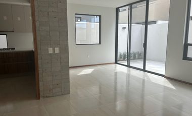 CASA NUEVA EN VENTA EN BOSQUES VALLARTA 3 RECAMARAS CON OPCION A 4TA RECAMARA, CUARTO DE SERVICIO C/BAÑO COMPLETO, CASA CLUB