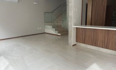 CASA NUEVA EN VENTA EN BOSQUES VALLARTA 3 RECAMARAS CON OPCION A 4TA RECAMARA, CUARTO DE SERVICIO C/BAÑO COMPLETO, CASA CLUB