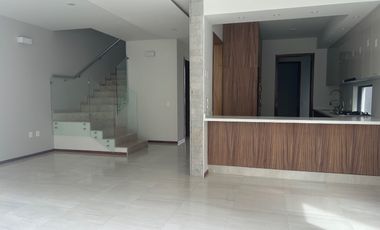CASA NUEVA EN VENTA EN BOSQUES VALLARTA 3 RECAMARAS CON OPCION A 4TA RECAMARA, CUARTO DE SERVICIO C/BAÑO COMPLETO, CASA CLUB