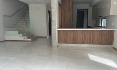CASA NUEVA EN VENTA EN BOSQUES VALLARTA 3 RECAMARAS CON OPCION A 4TA RECAMARA, CUARTO DE SERVICIO C/BAÑO COMPLETO, CASA CLUB