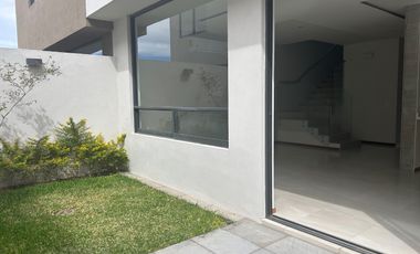 CASA NUEVA EN VENTA EN BOSQUES VALLARTA 3 RECAMARAS CON OPCION A 4TA RECAMARA, CUARTO DE SERVICIO C/BAÑO COMPLETO, CASA CLUB