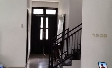 DISEWAKAN RUMAH LOKASI STRATEGIS SEMI FURNISHED DGN FASILITAS SWIMING POLL DI KEMANG SELATAN  JAKARTA SELATAN