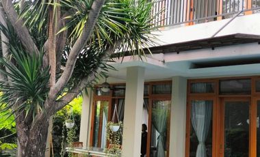 DISEWAKAN RUMAH LOKASI STRATEGIS SEMI FURNISHED DGN FASILITAS SWIMING POLL DI KEMANG SELATAN  JAKARTA SELATAN