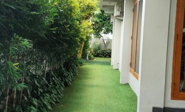 DISEWAKAN RUMAH LOKASI STRATEGIS SEMI FURNISHED DGN FASILITAS SWIMING POLL DI KEMANG SELATAN  JAKARTA SELATAN