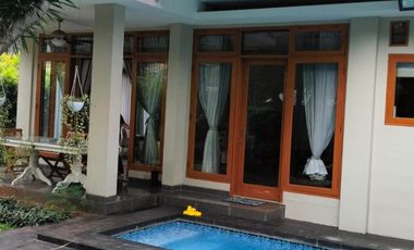 DISEWAKAN RUMAH LOKASI STRATEGIS SEMI FURNISHED DGN FASILITAS SWIMING POLL DI KEMANG SELATAN  JAKARTA SELATAN