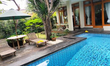 DISEWAKAN RUMAH LOKASI STRATEGIS SEMI FURNISHED DGN FASILITAS SWIMING POLL DI KEMANG SELATAN  JAKARTA SELATAN