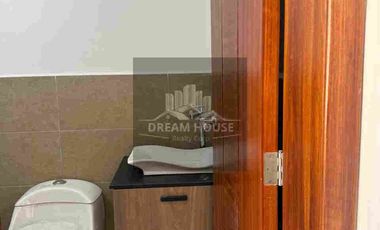 Venta de Casa Independiente de 5 dormitorios, sector La Damer 1, Quito, Ecuador