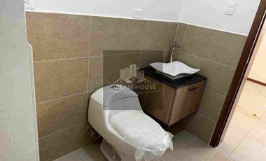 Venta de Casa Independiente de 5 dormitorios, sector La Damer 1, Quito, Ecuador