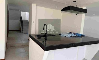 Venta de Casa Independiente de 5 dormitorios, sector La Damer 1, Quito, Ecuador
