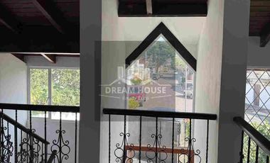 Venta de Casa Independiente de 5 dormitorios, sector La Damer 1, Quito, Ecuador