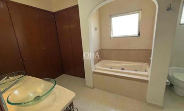 Se renta departamento en Cancún centro Mediterraneé SM17