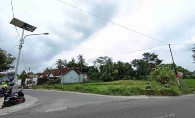 Di Sewakan Tanah pinggir jalan cocok buat coffe shop, gudang,villa dll Utara Pandaranan jl Kaliurang km 22