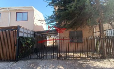 Casa Dos Pisos Solida con 2 Dormitorios, 1 Baño, Villa Los Adobes, Comuna de Quilicura.