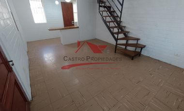 Casa Dos Pisos Solida con 2 Dormitorios, 1 Baño, Villa Los Adobes, Comuna de Quilicura.