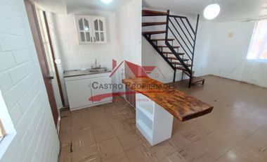 Casa Dos Pisos Solida con 2 Dormitorios, 1 Baño, Villa Los Adobes, Comuna de Quilicura.