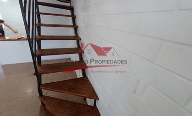 Casa Dos Pisos Solida con 2 Dormitorios, 1 Baño, Villa Los Adobes, Comuna de Quilicura.