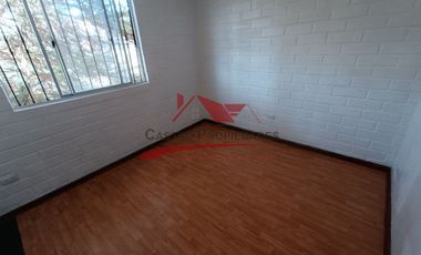 Casa Dos Pisos Solida con 2 Dormitorios, 1 Baño, Villa Los Adobes, Comuna de Quilicura.