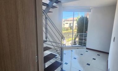 Tu refugio privado con la mejor vista de Chía! ⛰️✨  ¿Buscas privacidad, espacio y una vista que te quite el aliento? Esta casa de 3 niveles en Fonquet