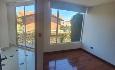 Tu refugio privado con la mejor vista de Chía! ⛰️✨  ¿Buscas privacidad, espacio y una vista que te quite el aliento? Esta casa de 3 niveles en Fonquet