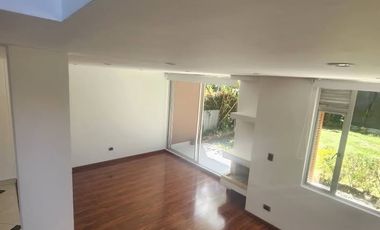 Tu refugio privado con la mejor vista de Chía! ⛰️✨  ¿Buscas privacidad, espacio y una vista que te quite el aliento? Esta casa de 3 niveles en Fonquet