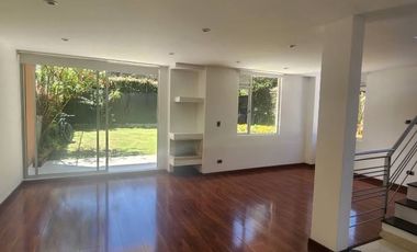 Tu refugio privado con la mejor vista de Chía! ⛰️✨  ¿Buscas privacidad, espacio y una vista que te quite el aliento? Esta casa de 3 niveles en Fonquet