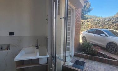 Tu refugio privado con la mejor vista de Chía! ⛰️✨  ¿Buscas privacidad, espacio y una vista que te quite el aliento? Esta casa de 3 niveles en Fonquet