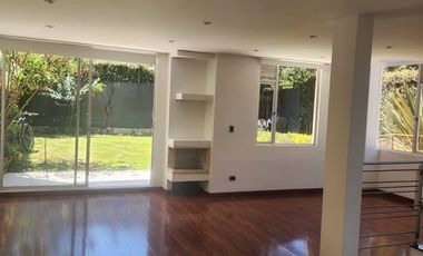 Tu refugio privado con la mejor vista de Chía! ⛰️✨  ¿Buscas privacidad, espacio y una vista que te quite el aliento? Esta casa de 3 niveles en Fonquet