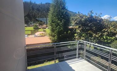 Tu refugio privado con la mejor vista de Chía! ⛰️✨  ¿Buscas privacidad, espacio y una vista que te quite el aliento? Esta casa de 3 niveles en Fonquet