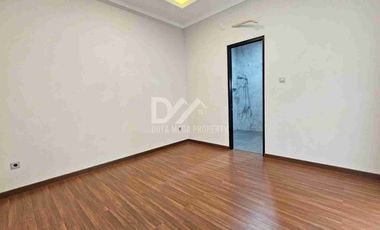 Rumah dijual Mewah di Bintaro Sektor 9 Tangerang Tropical Private Pool