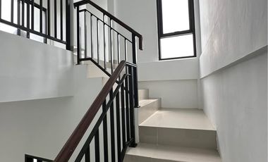 Rumah modern minimalis pinggir jalan view sawah di kota Mataram