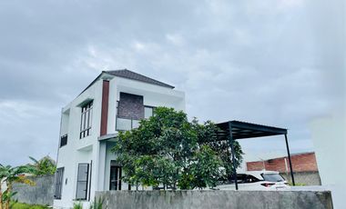Rumah modern minimalis pinggir jalan view sawah di kota Mataram