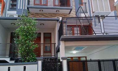 Dijual / Disewakan Hunian Mewah Full Furnish 4 Lantai di Cluster Palmerah Residence, Jakarta Barat