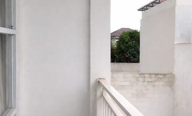 Turun Harga!!Murah!!Rumah 2 Lantai Siap Huni Renov Furnish Bebas Banjir Nempel Orchad Summarecon Bekasi,Nego sampai Deal!!