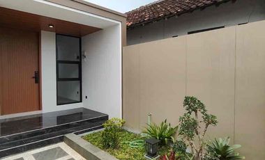 Dijual Rumah Modern Tropis, Besar dan Mewah Kalan Kaliurang KM 10