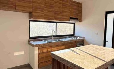 CASA EN VENTA CON TERRENO EXCEDENTE, ZONA INDUSTRIAL