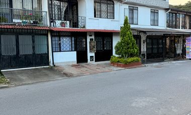 Casa con local en venta cerca cra 5 excelente zona residencial y comercial en Santa Ana