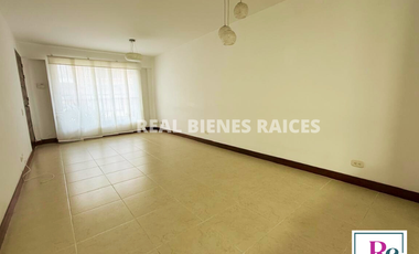 Casa medianera en arriendo – Estrato 4