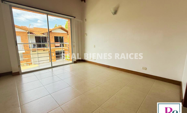 Casa medianera en arriendo – Estrato 4