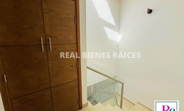 Casa medianera en venta – Unidad cerrada Estrato 5