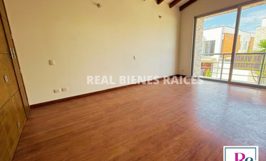 Casa medianera en venta – Unidad cerrada Estrato 5