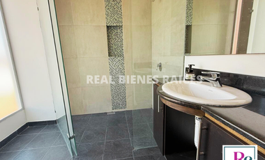 Casa medianera en venta – Unidad cerrada Estrato 5