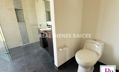 Casa medianera en venta – Unidad cerrada Estrato 5