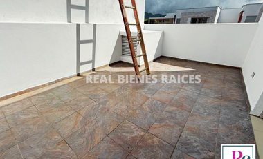 Casa medianera en venta – Unidad cerrada Estrato 5