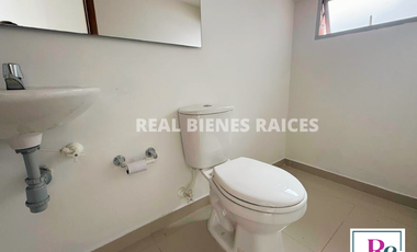 Casa medianera en venta – Unidad cerrada Estrato 5