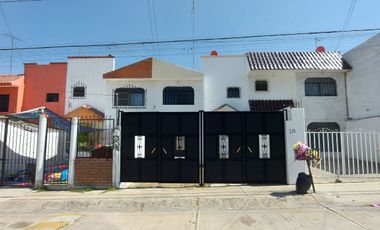 Casa Grande en renta Colinas de San Isidro, privada con control de acceso y guardia de seguridad, León, Gto.