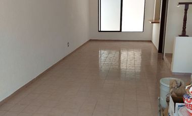 Casa Grande en renta Colinas de San Isidro, privada con control de acceso y guardia de seguridad, León, Gto.