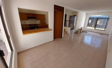 Casa Grande en renta Colinas de San Isidro, privada con control de acceso y guardia de seguridad, León, Gto.