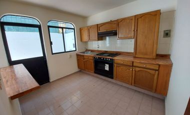 Casa Grande en renta Colinas de San Isidro, privada con control de acceso y guardia de seguridad, León, Gto.